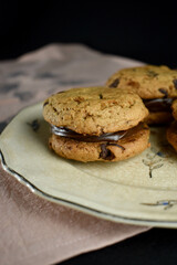 alfajores con dulce de leche y choclates, bombones