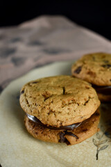 alfajores con dulce de leche y choclates, bombones
