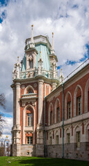 Obraz premium The grand palace in Tsaritsyno park in Moscow on cloudy sky background