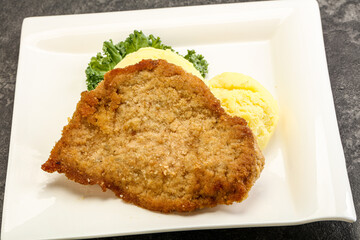 Crispy chicken schnitzel with mashed potato