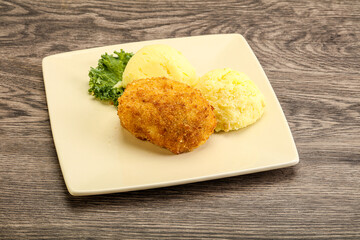 Crispy chicken cutlet with mashed potato