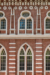 Obraz premium Brick wall of an old 18th century building with large windows.