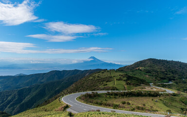 Fototapeta na wymiar 伊豆半島西伊豆スカイライン（伊豆山稜線歩道、達磨山周辺）から見える富士山