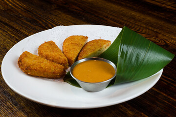plato de croquetas de papa para disfrutar 