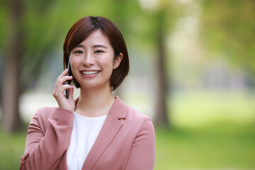 通話する女性社員