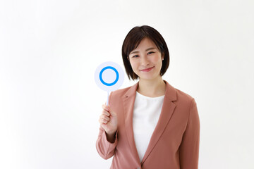 〇札を持つ女性社員