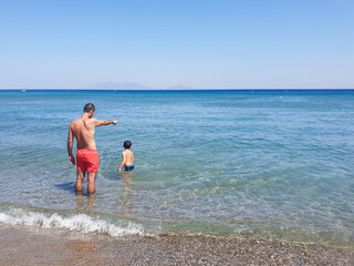 Bambino al mare con il papà
