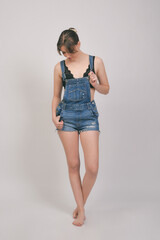 frau jeans casual latzhose sexy locke rjung schlank cool modern 