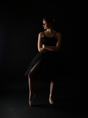 junge ballerina tänzerin dancing tanzen im ballett kleid tütü ballet balletschuhe pose lowkey dunkler schatten hintergrund © fotoak80