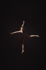 junge ballerina tänzerin dancing tanzen im ballett kleid tütü ballet balletschuhe pose lowkey...