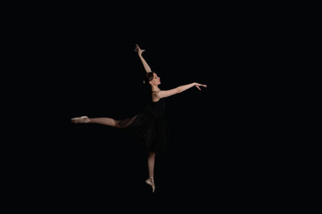 junge ballerina tänzerin dancing tanzen im ballett kleid tütü ballet balletschuhe pose lowkey dunkler schatten hintergrund © fotoak80