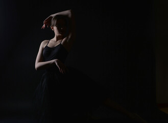junge ballerina tänzerin dancing tanzen im ballett kleid tütü ballet balletschuhe pose lowkey dunkler schatten hintergrund © fotoak80