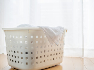窓辺に置かれた洗濯かご