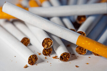 Gros plan sur des cigarettes en vrac