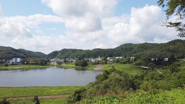 夏の錦秋湖と西和賀町の街並み