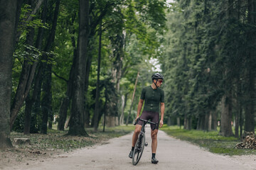 Naklejka premium Muscular sportsman taking break after ride on bicycle