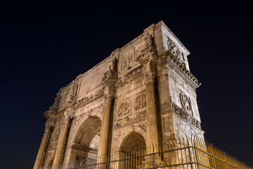 Fototapeta na wymiar A view of the Arch of Constantine (Arco de Constantino) at night, Rome, Italy