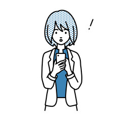 立ってスマートフォンを操作して何かに気づいて驚いたジャケットの女性