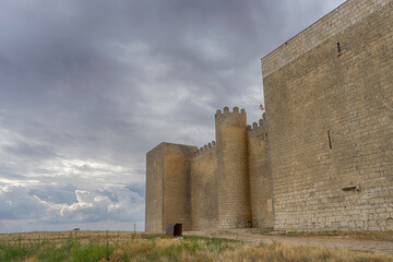 castillo de montealegre de los campos en la provincia de castilla le&oacute;n, Espa&ntilde;a