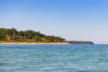 Ostseeküste in Dänemark im Sommer vom Meer aus