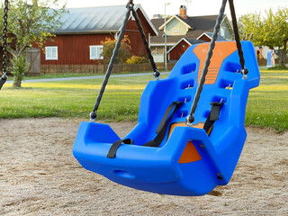 Schakel auf Spielplatz für Kinder mit Behinderung - 458529184