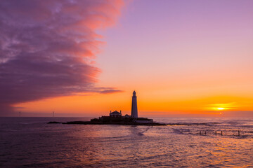 Sunrise at St. Marys Lighthouse in Northumberland, UK - obrazy, fototapety, plakaty