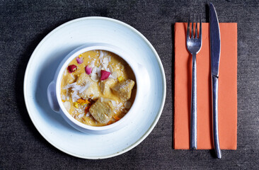 curry indio pollo con salsa cremosa de suaves especias aromáticas, almendras y leche de coco