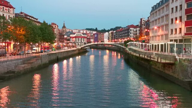 Ría de Bilbao a su paso por el casco viejo al anochecer
