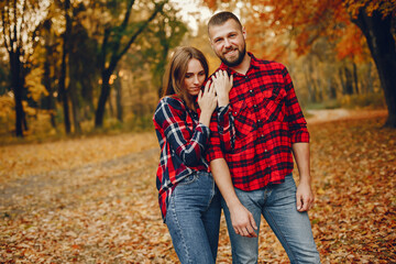 Fototapeta premium Elegant couple spend time in a autumn park