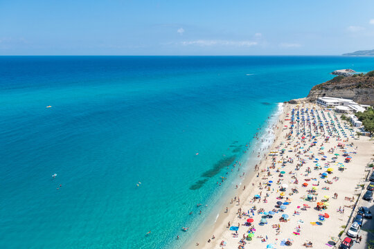 długa piaszczysta plaża w Tropea. Calabria, Włochy © Kamil_k2p