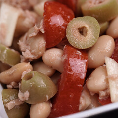 Primo piano di un'insalata di fagioli