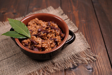 Ciotola con risotto e fagioli sul tavolo