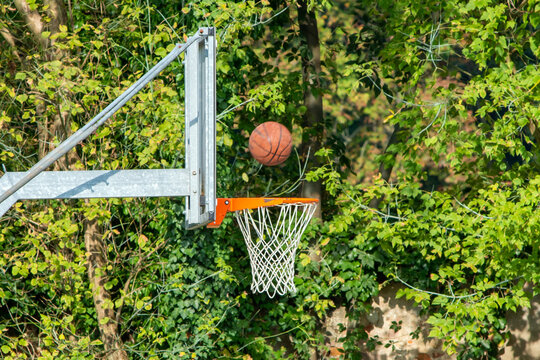 Primo piano della palla nel canestro - Basket