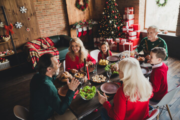 Photo portrait of family sitting at xmas table talking listening stories at home
