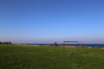 Obraz premium Freizeit Fußballfeld an der Ostsee bei Sonnenschein