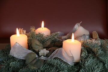 3 Kerzen leuchten am Adventskranz am 3. Advent