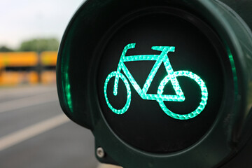 green bicycle sign traffic light