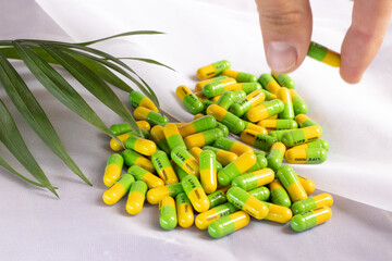 Píldoras naturales verdes y amarillas.