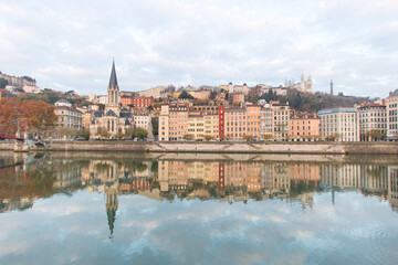Fototapeta premium reflet côté Saône du vieux Lyon vers l'église saint-Georges