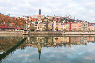 Fototapeta na wymiar panorama de la ville de Lyon et du quartier du vieux Lyon autour de l'église de saint Georges et sa passerelle