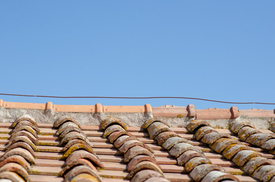 House: pitched roofs with brick tiles, exposed upper ridge and ridge tiles. The shingles are terra cotta or terra cotta, an ancient design of curved, flat shingles that form rain channels on a roof.