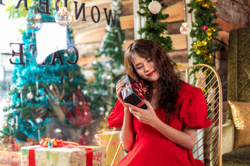 Obraz premium Asian woman smiling happily receiving a big gift box on Christmas day