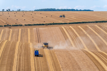 Obraz premium Veiw of crop havesting on a dry sunny day