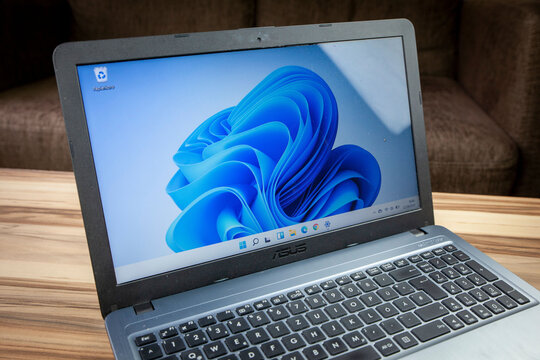 Windows 11 Betriebssystem auf einem silbernen Asus Notebook