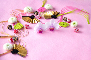 胡蝶蘭と小菊と水引と扇のデザイン（ピンクの背景）
