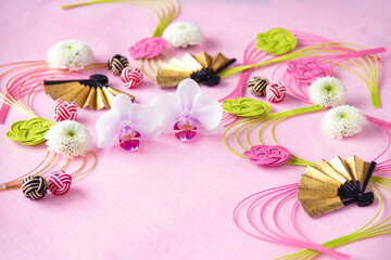 胡蝶蘭と小菊と水引と扇のデザイン（ピンクの背景）
