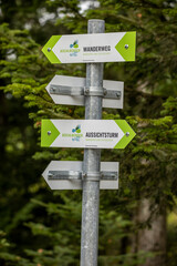 21.09.2021, GER, Bayern, Büchlberg: Beschilderung am renovierten Wanderweg Büchlberger acht