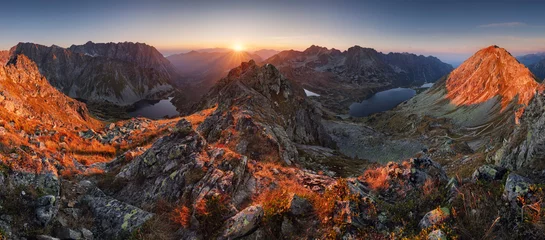 Papier Peint photo Panoramique Magnifique panorama de montagnes au coucher du soleil depuis les Tatras de Pologne - Szpiglasowy Wierch