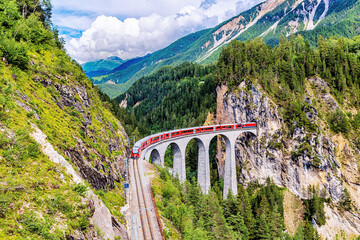 Viaduc de Landwasser avec train dans les Grisons, Suisse
