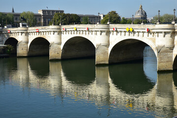 Les arches du pont Neuf à Paris, France